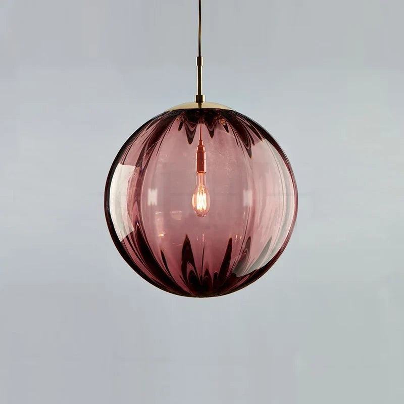 Elegancka wisząca lampa w kształcie szklanej kuli — nordycka elegancja do każdego wnętrza