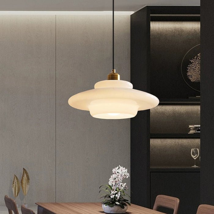 Lampa wisząca ze szkła białego — Smukła, nowoczesna elegancja w stylu Mid-Century Modern