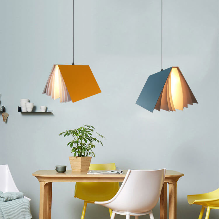 Latająca książka – nowoczesna lampa wisząca inspirowana książkami