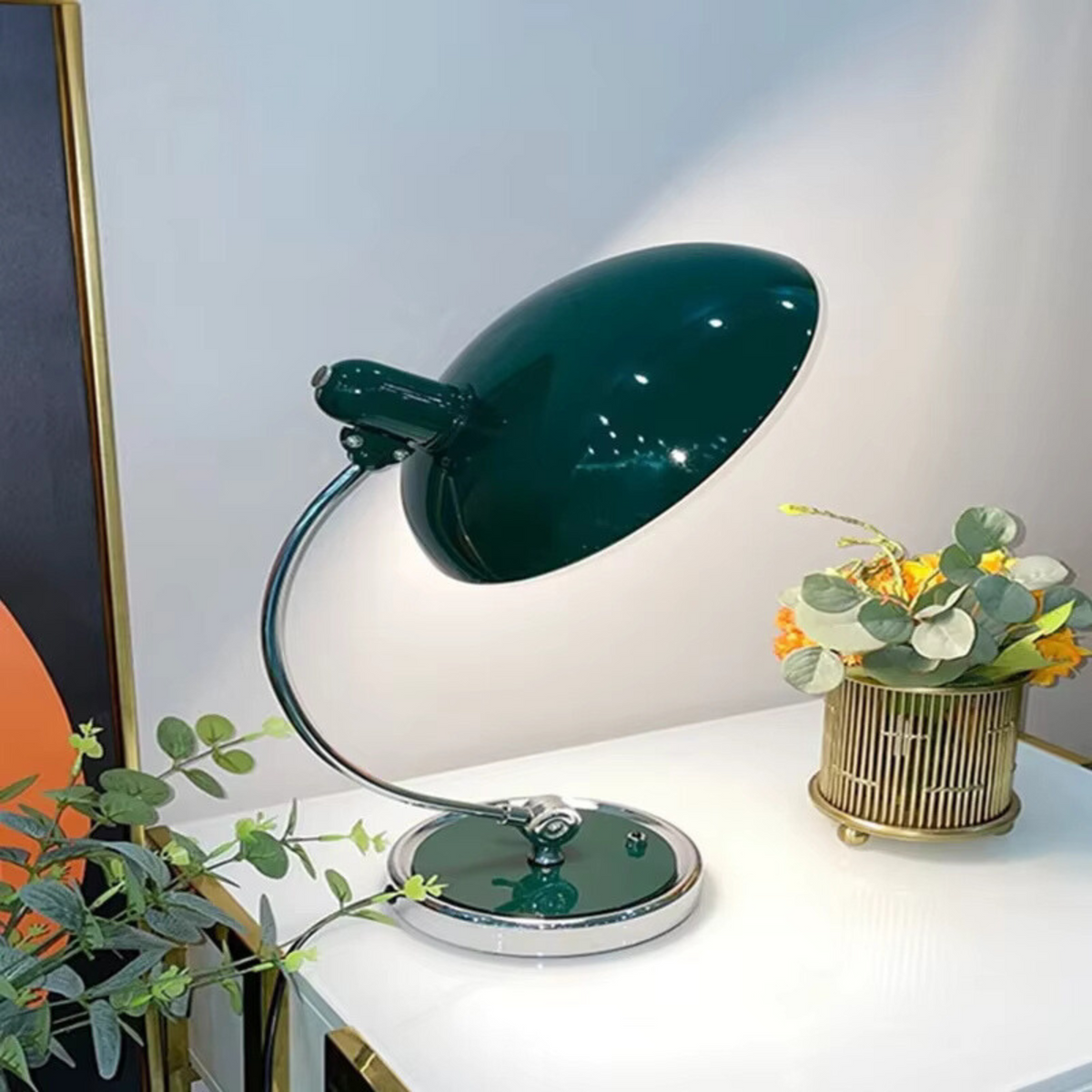 Lampa stołowa ScandiArc — smukły, zakrzywiony metalowy design inspirowany Bauhausem