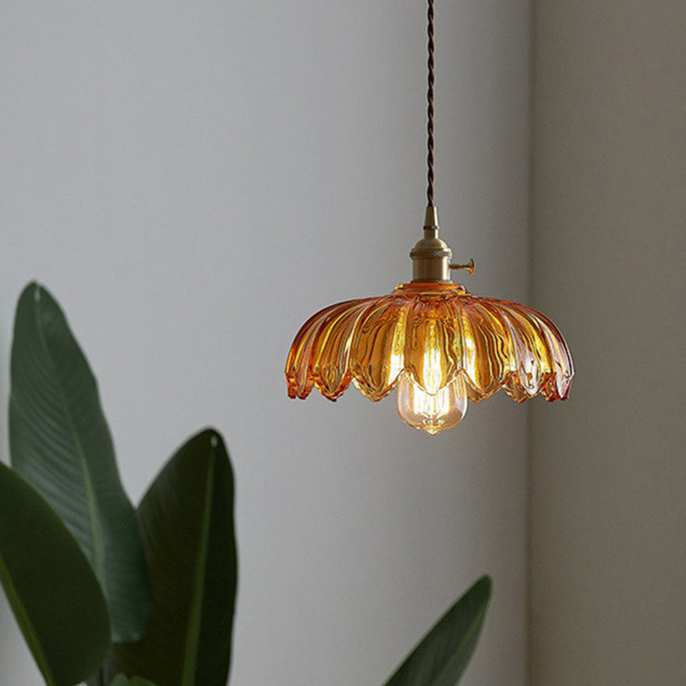 Lampa wisząca vintage z kwiatowym motywem i kolorowym szkłem – eleganckie światło wiszące