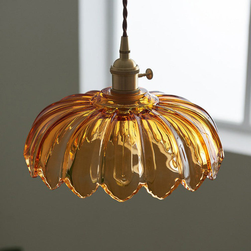 Lampa wisząca vintage z kwiatowym motywem i kolorowym szkłem – eleganckie światło wiszące