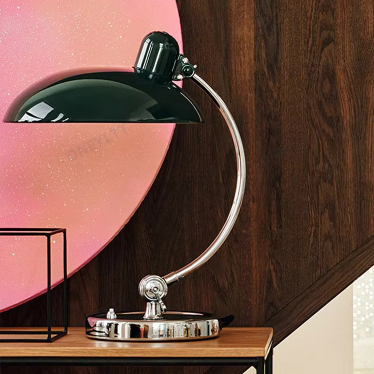 Lampa stołowa ScandiArc — smukły, zakrzywiony metalowy design inspirowany Bauhausem