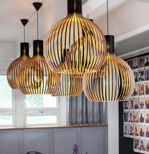 Ręcznie wykonana drewniana lampa wisząca – naturalny skandynawski styl dla ciepłych, minimalistycznych wnętrz