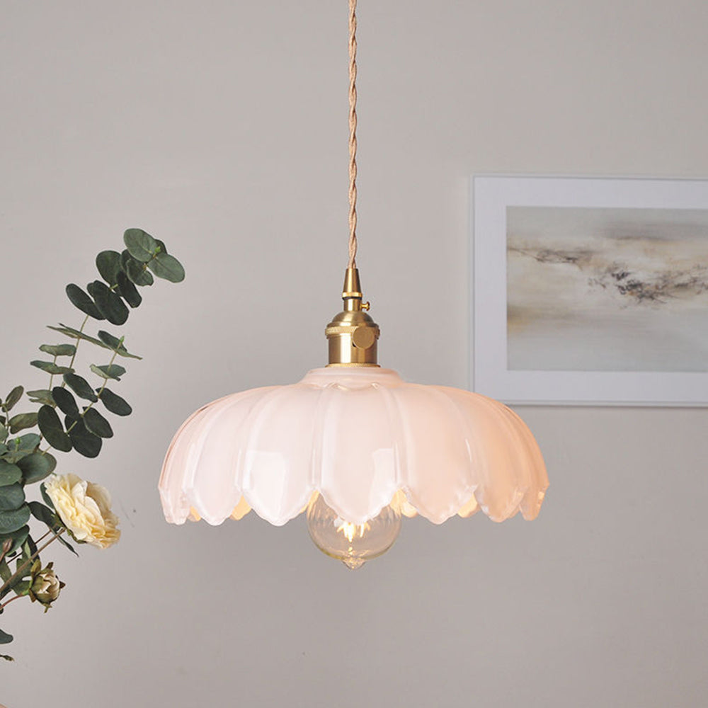 Lampa wisząca vintage z kwiatowym motywem i kolorowym szkłem – eleganckie światło wiszące