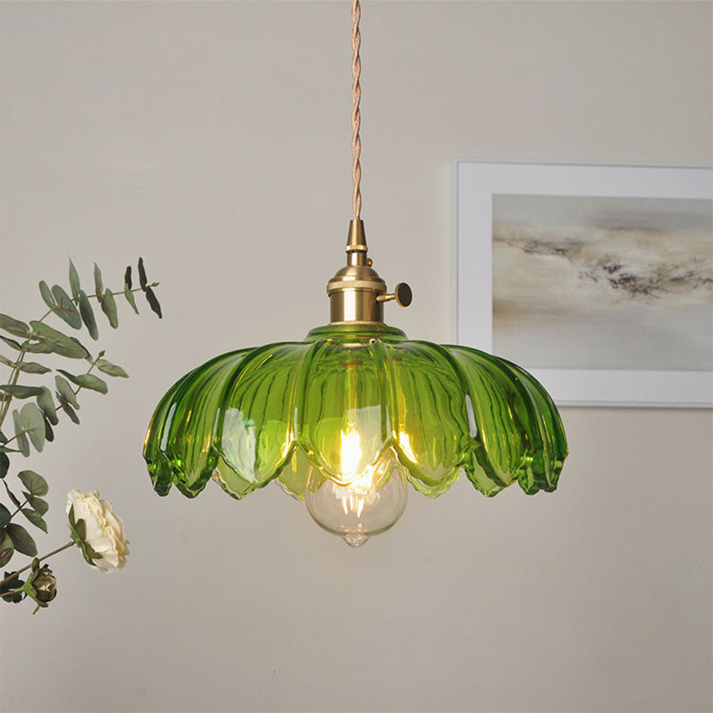 Lampa wisząca vintage z kwiatowym motywem i kolorowym szkłem – eleganckie światło wiszące