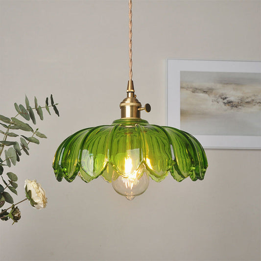 Lampa wisząca vintage z kwiatowym motywem i kolorowym szkłem – eleganckie światło wiszące