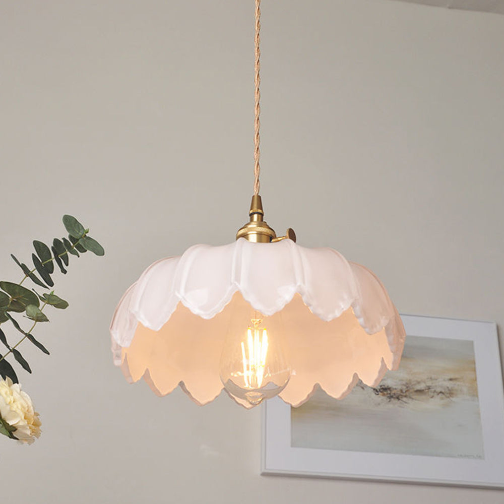 Lampa wisząca vintage z kwiatowym motywem i kolorowym szkłem – eleganckie światło wiszące