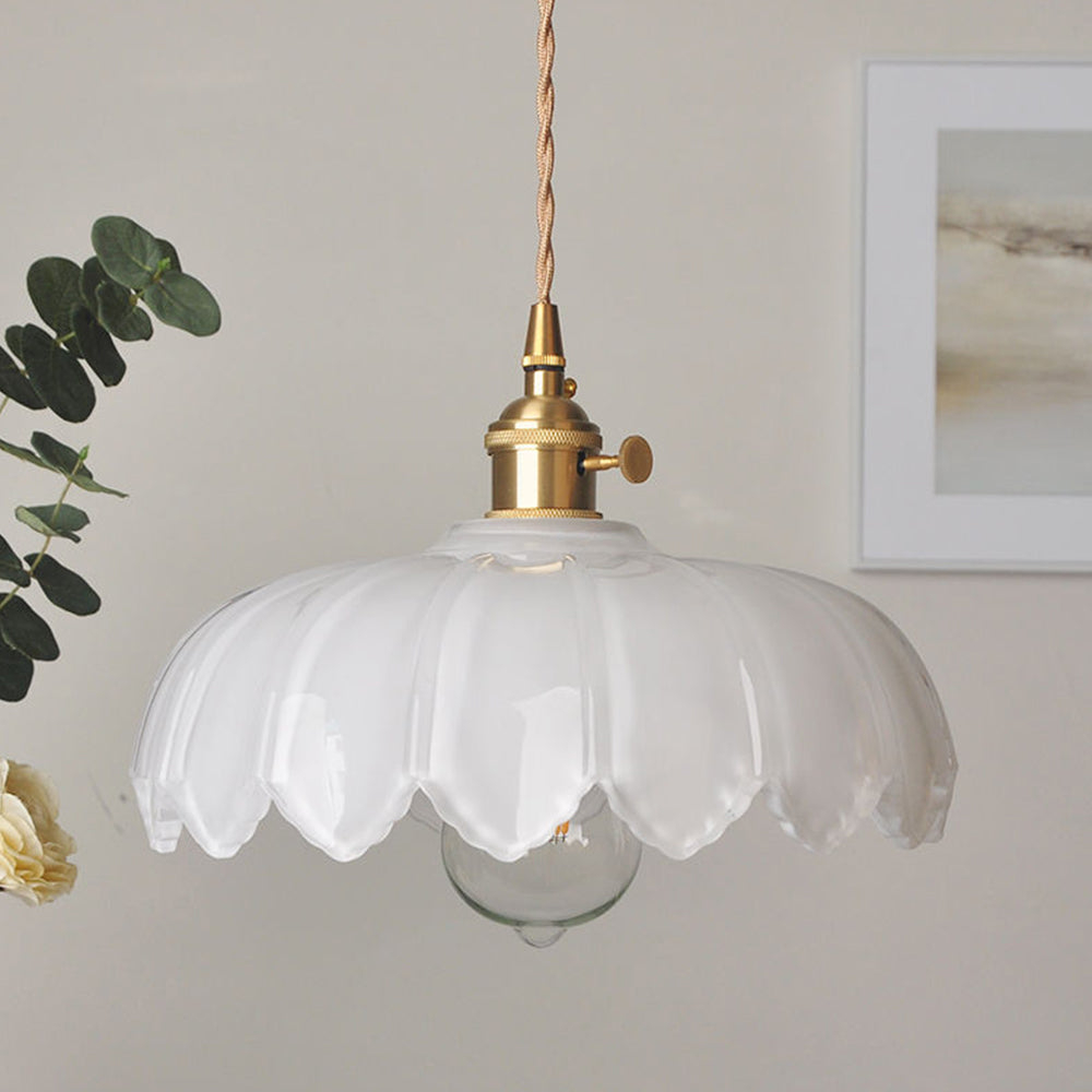 Lampa wisząca vintage z kwiatowym motywem i kolorowym szkłem – eleganckie światło wiszące