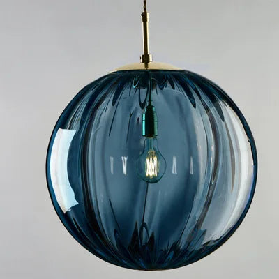 Elegancka wisząca lampa w kształcie szklanej kuli — nordycka elegancja do każdego wnętrza