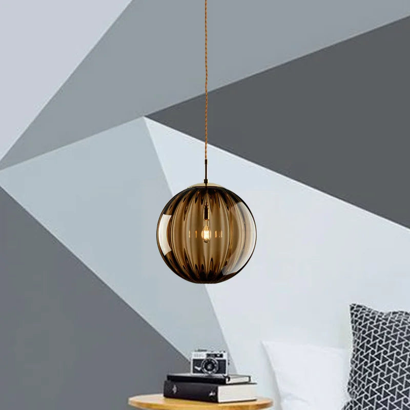 Elegancka wisząca lampa w kształcie szklanej kuli — nordycka elegancja do każdego wnętrza