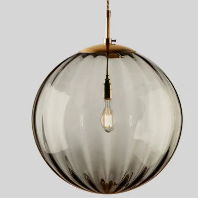 Elegancka wisząca lampa w kształcie szklanej kuli — nordycka elegancja do każdego wnętrza