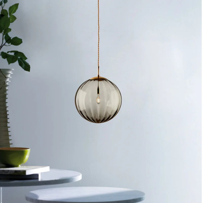 Elegancka wisząca lampa w kształcie szklanej kuli — nordycka elegancja do każdego wnętrza