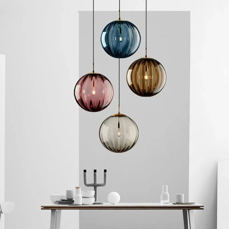 Elegancka wisząca lampa w kształcie szklanej kuli — nordycka elegancja do każdego wnętrza