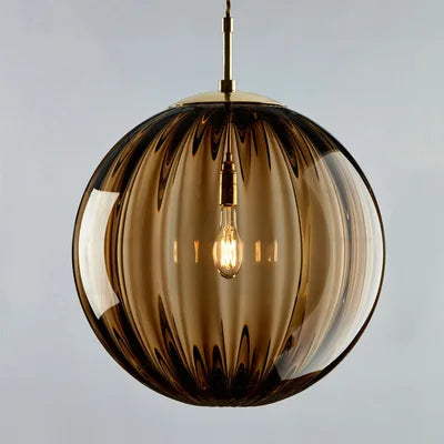 Elegancka wisząca lampa w kształcie szklanej kuli — nordycka elegancja do każdego wnętrza