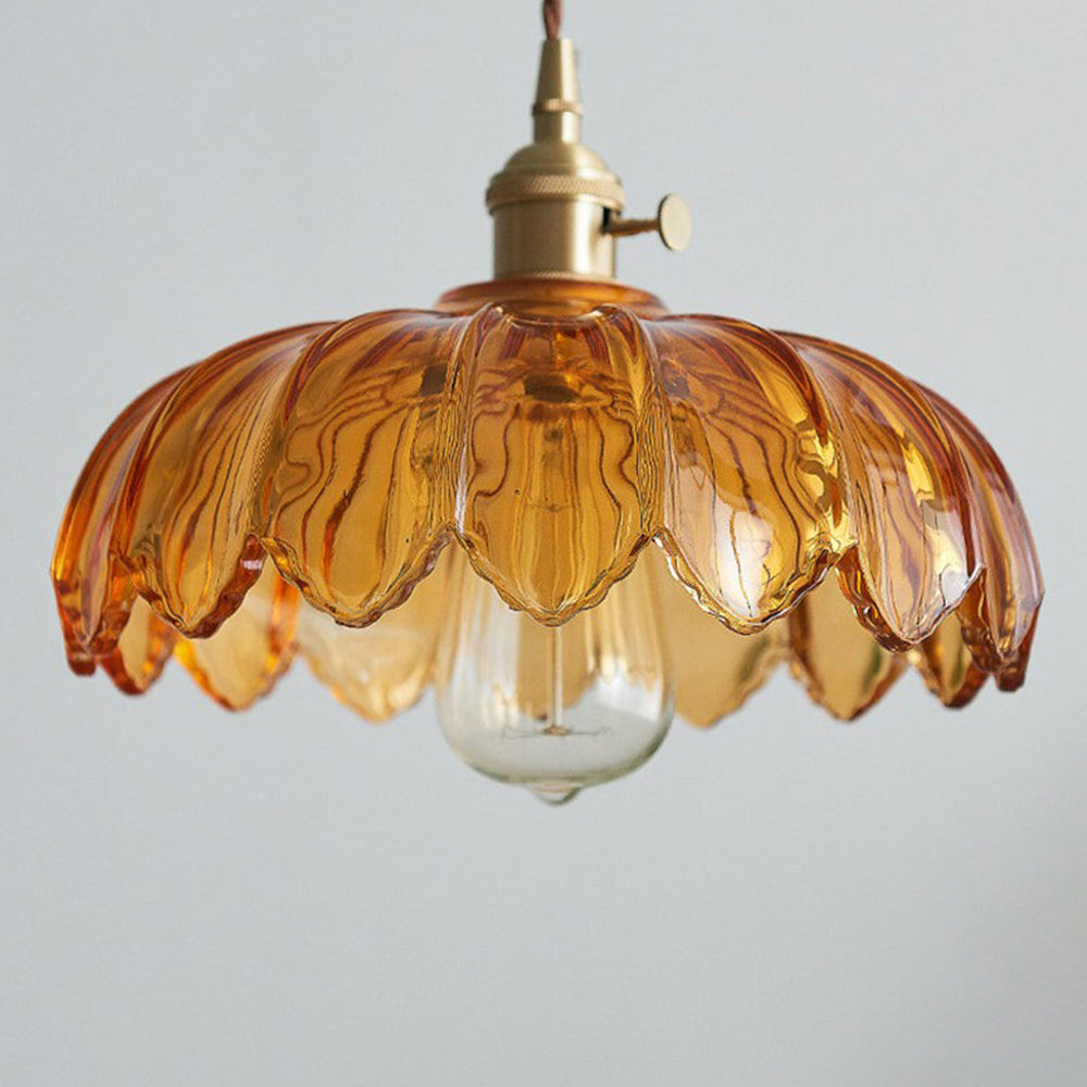 Lampa wisząca vintage z kwiatowym motywem i kolorowym szkłem – eleganckie światło wiszące