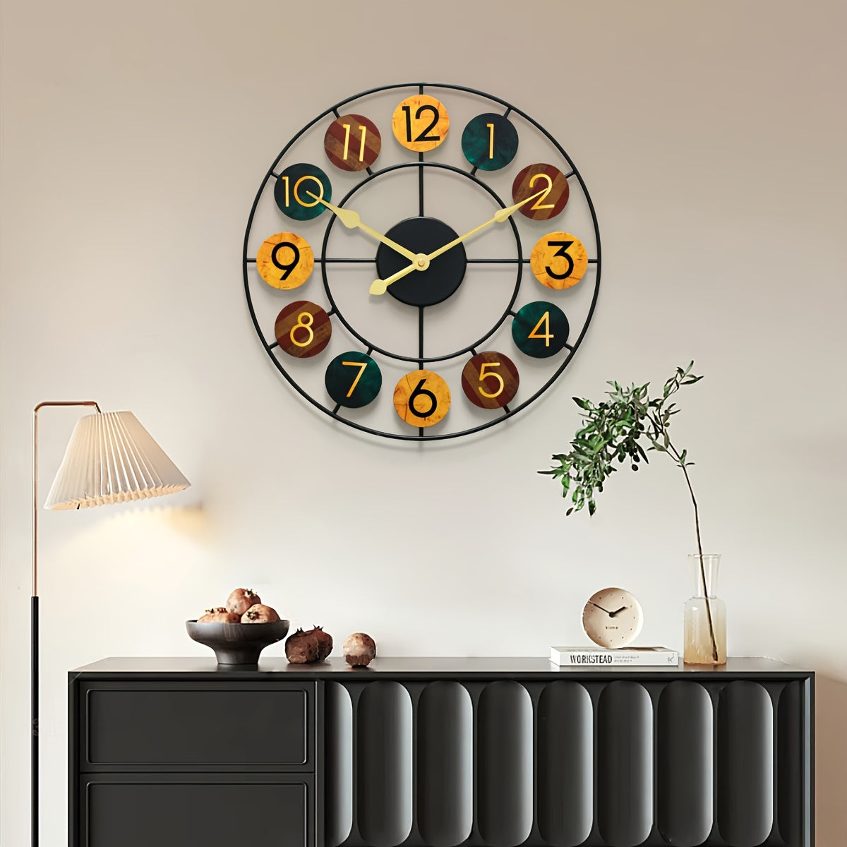 Wyrazisty metalowy zegar ścienny – retro design z żelaza