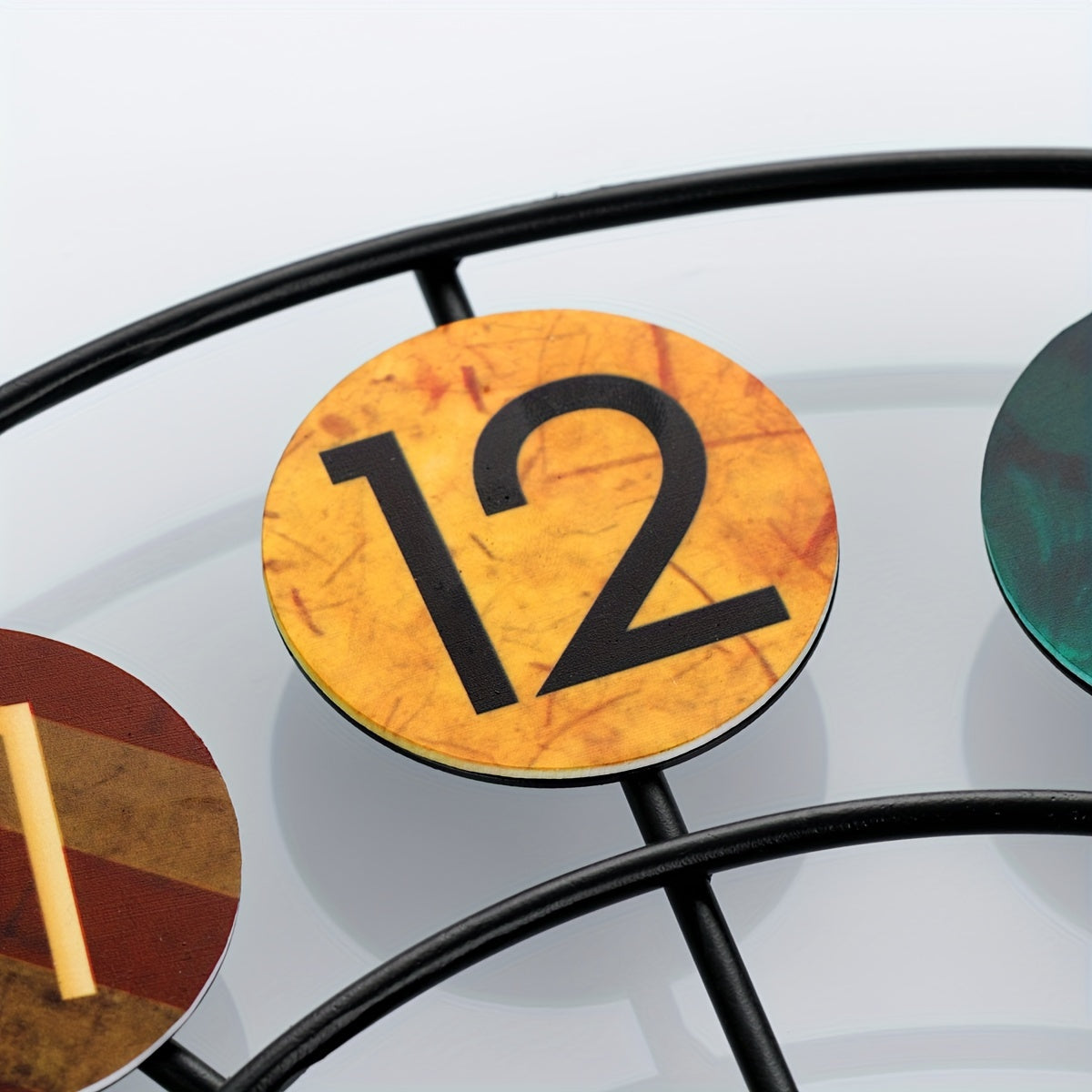 Wyrazisty metalowy zegar ścienny – retro design z żelaza