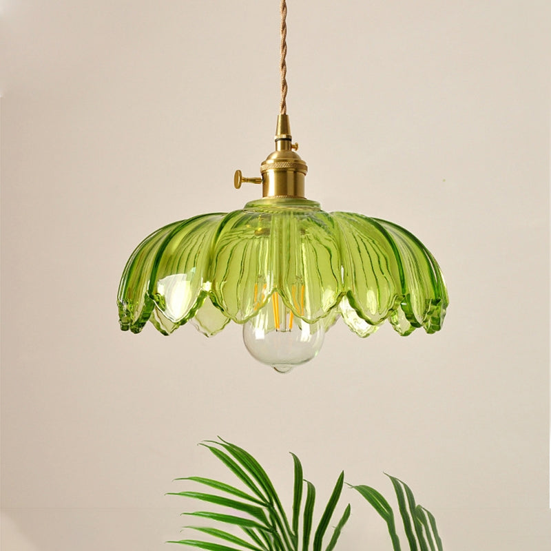 Lampa wisząca vintage z kwiatowym motywem i kolorowym szkłem – eleganckie światło wiszące