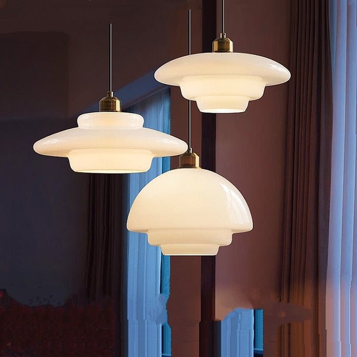 Lampa wisząca ze szkła białego — Smukła, nowoczesna elegancja w stylu Mid-Century Modern