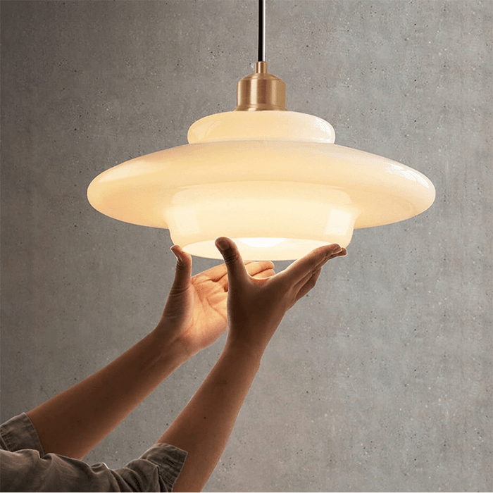 Lampa wisząca ze szkła białego — Smukła, nowoczesna elegancja w stylu Mid-Century Modern