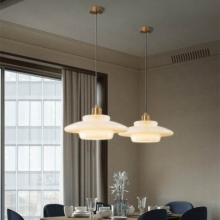 Lampa wisząca ze szkła białego — Smukła, nowoczesna elegancja w stylu Mid-Century Modern