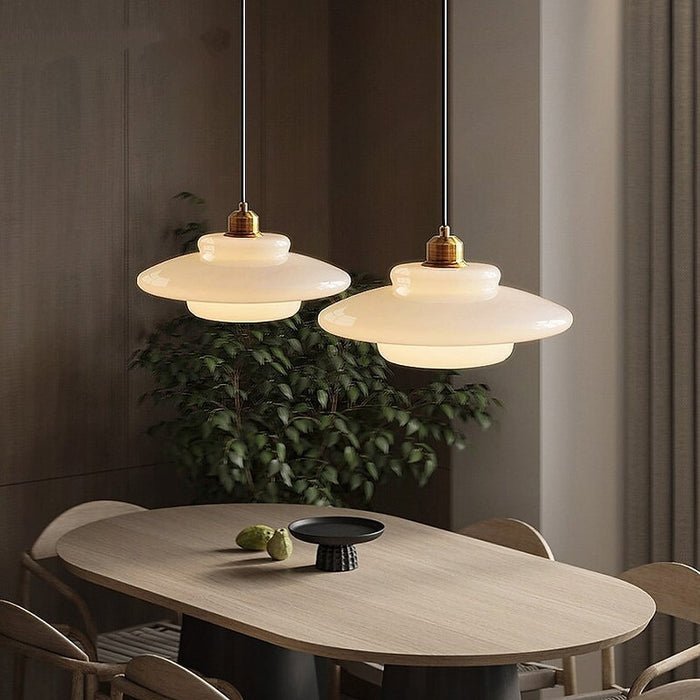 Lampa wisząca ze szkła białego — Smukła, nowoczesna elegancja w stylu Mid-Century Modern