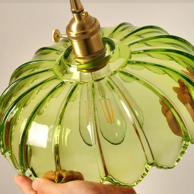 Lampa wisząca vintage z kwiatowym motywem i kolorowym szkłem – eleganckie światło wiszące