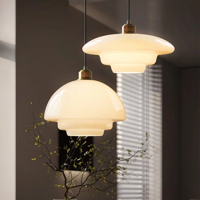 Lampa wisząca ze szkła białego — Smukła, nowoczesna elegancja w stylu Mid-Century Modern