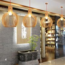 Ręcznie wykonana drewniana lampa wisząca – naturalny skandynawski styl dla ciepłych, minimalistycznych wnętrz