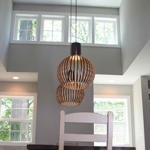 Ręcznie wykonana drewniana lampa wisząca – naturalny skandynawski styl dla ciepłych, minimalistycznych wnętrz